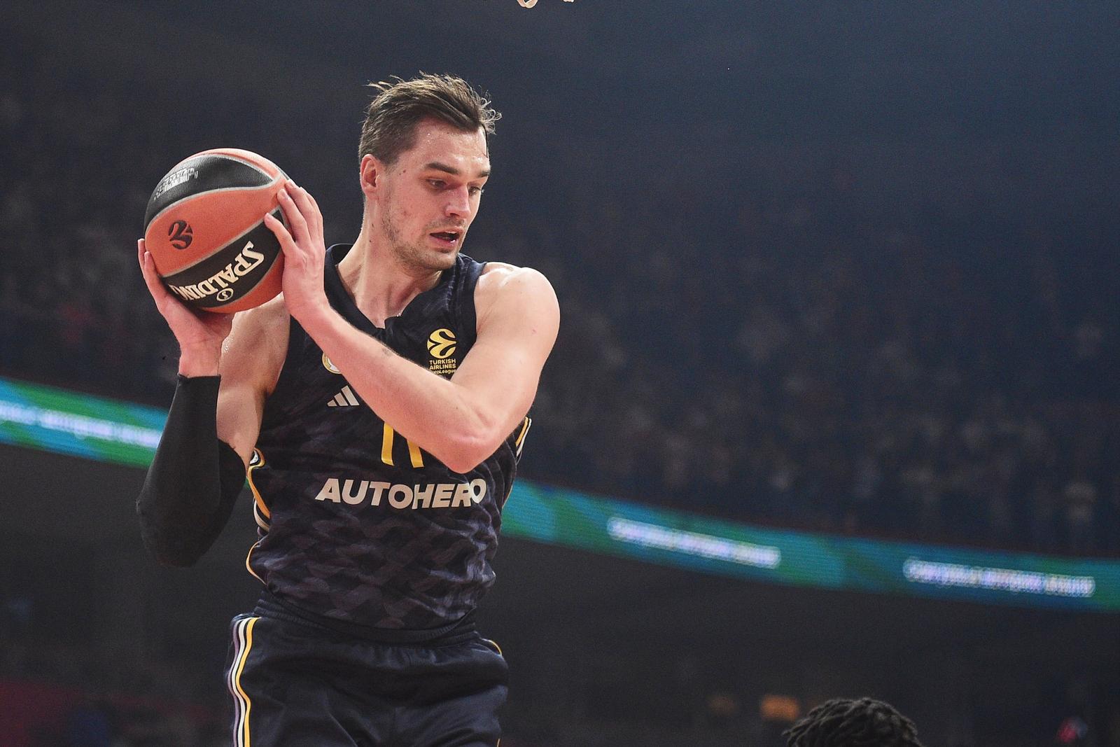 19, December, 2023, Belgrade - The match of the 15th round of the Turkish Airlines Euroleague between KK Crvena zvezda Meridianbet Belgrade and KK Real Madrid was played in Stark Arena. Mario Hezonja, #11 (BC Real Madrid). Photo: Dusan Milenkovic/ATAImages

19, decembar, 2023, Beograd - Utakmica 15. kola Turkish Airlines Evrolige izmedju KK Crvena zvezda Meridianbet Belgrade i KK Real Madrid odigrana je u Stark areni. Photo: Dusan Milenkovic/ATAImages Photo: Dusan Milenkovic/ATAImages/PIXSELL