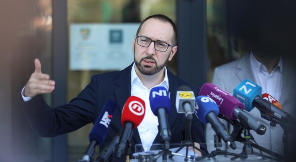 20.09.2022., Zagreb - Gradonacelnik Zagreba Tomislav Tomsevic odrzao je redovnu konferenciju za medije nakon obilaska podrucnog objekta osnovne skole Savski Gaj - Blato.  Photo: Robert Anic/PIXSELL