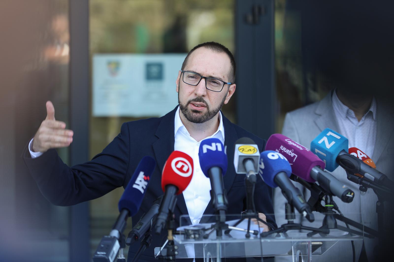 20.09.2022., Zagreb - Gradonacelnik Zagreba Tomislav Tomsevic odrzao je redovnu konferenciju za medije nakon obilaska podrucnog objekta osnovne skole Savski Gaj - Blato.  Photo: Robert Anic/PIXSELL