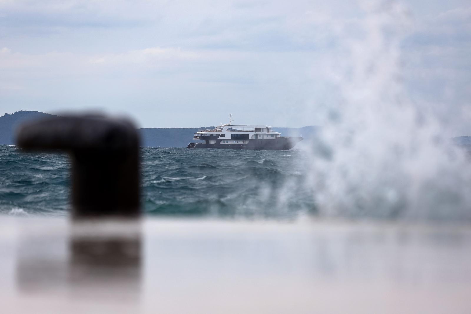 23.04.2024., Zadar - Turisti u razgledavanju grada iako je promjenjivo i vjetrovito vrijeme. Photo: Sime Zelic/PIXSELL