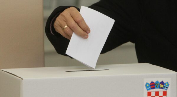 23.11.2014., Koprivnica - Lokalni izbori, ilustracija glasovanja. Photo: Marijan Susenj/PIXSELL