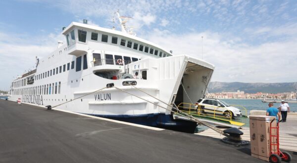 30.06.2017., Split - Tijekom turisticke sezone trajekti Jadrolinije puni dolaze i odlaze na otoke. Trajekt Valun. rPhoto: Miranda Cikotic/PIXSELL