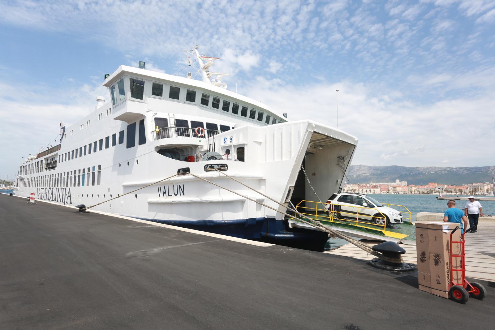 30.06.2017., Split - Tijekom turisticke sezone trajekti Jadrolinije puni dolaze i odlaze na otoke. Trajekt Valun. rPhoto: Miranda Cikotic/PIXSELL