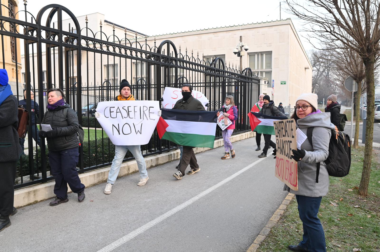 11.01.2024., Ljubljana, Slovenija - Pokret za palestinska prava odrzao je prosvjed ispred veleposlanstva SAD-a trazeci trenutni prekid napada na pojas Gaze. Photo: Ziga Zivulovic jr./F.A. BOBO