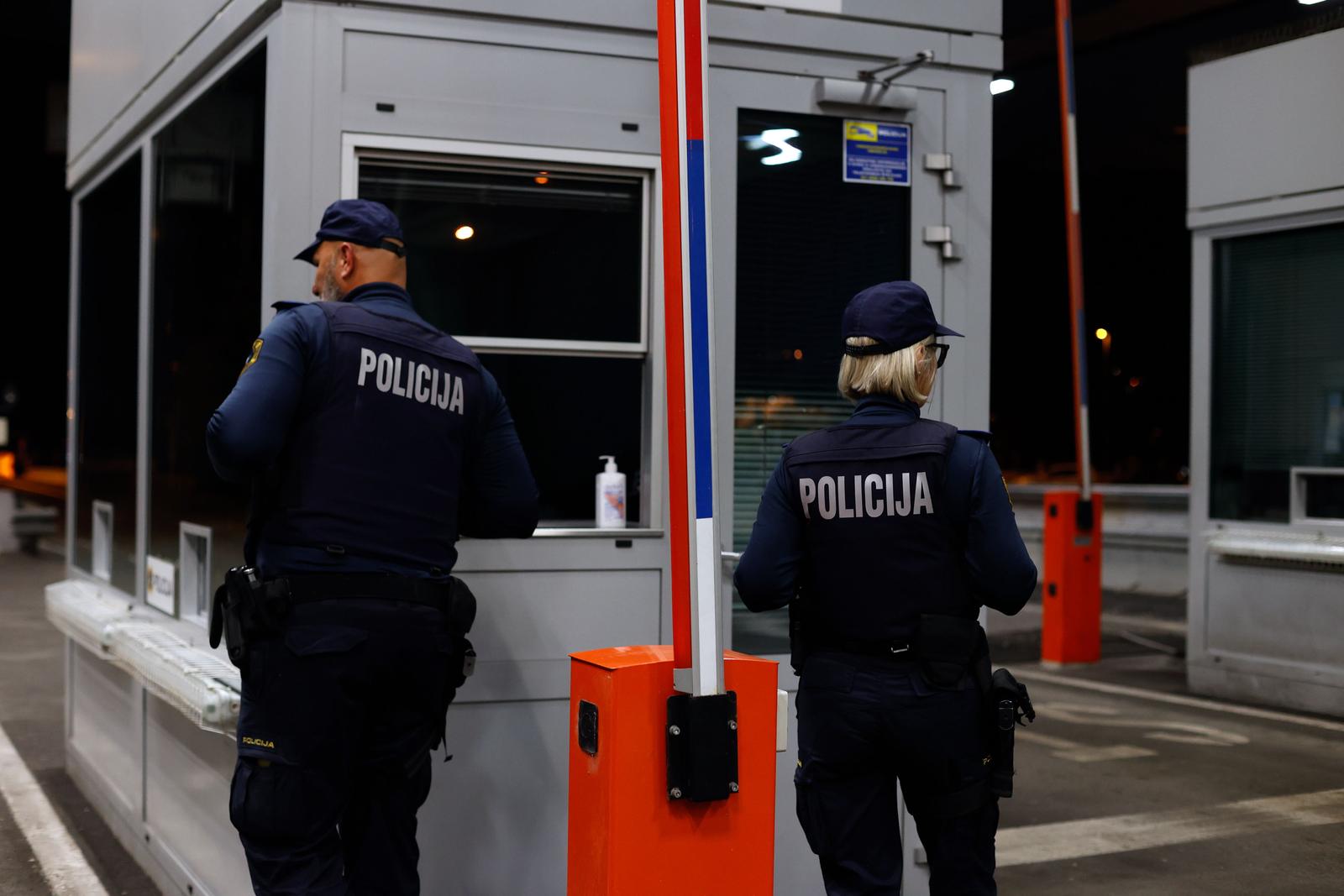 Slovenija, Obrežje, 21/10/2023 21.10.2023 Policija provjerava putovnice na graničnom prijelazu s Hrvatskom. Slovenija u noći s petka na subotu ponovno uvodi privremenu schengensku graničnu kontrolu na granicama s Hrvatskom i Mađarskom, Photo: Nik Rovan/PIXSELL/F.A. BOBO