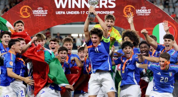 Soccer Football - U17 Euro 2024 - Final - Italy v Portugal - Alphamega Stadium, Limassol, Cyprus - June 5, 2024 Italy's Mattia Mosconi lifts the trophy as he celebrates with teammates after winning the U17 Euro 2024 REUTERS/Yiannis Kourtoglou     TPX IMAGES OF THE DAY Photo: Yiannis Kourtoglou/REUTERS