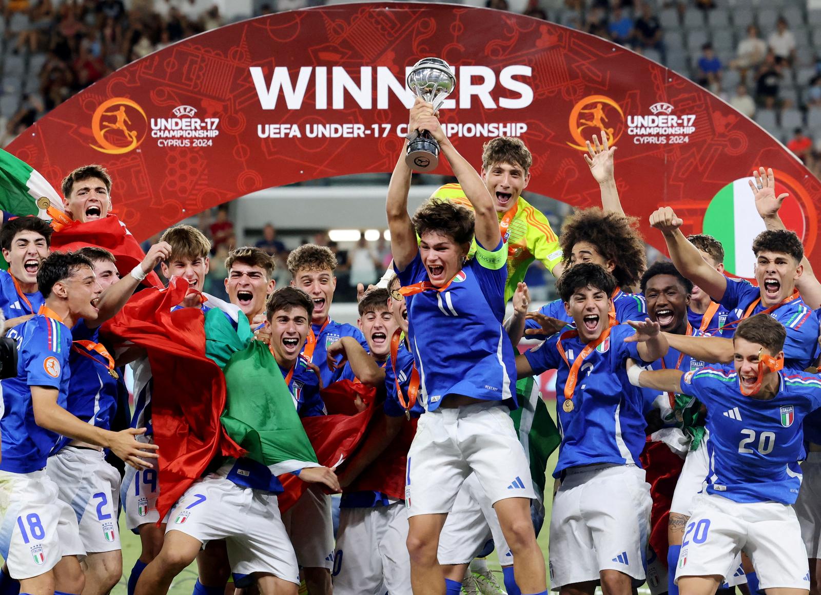 Soccer Football - U17 Euro 2024 - Final - Italy v Portugal - Alphamega Stadium, Limassol, Cyprus - June 5, 2024 Italy's Mattia Mosconi lifts the trophy as he celebrates with teammates after winning the U17 Euro 2024 REUTERS/Yiannis Kourtoglou     TPX IMAGES OF THE DAY Photo: Yiannis Kourtoglou/REUTERS