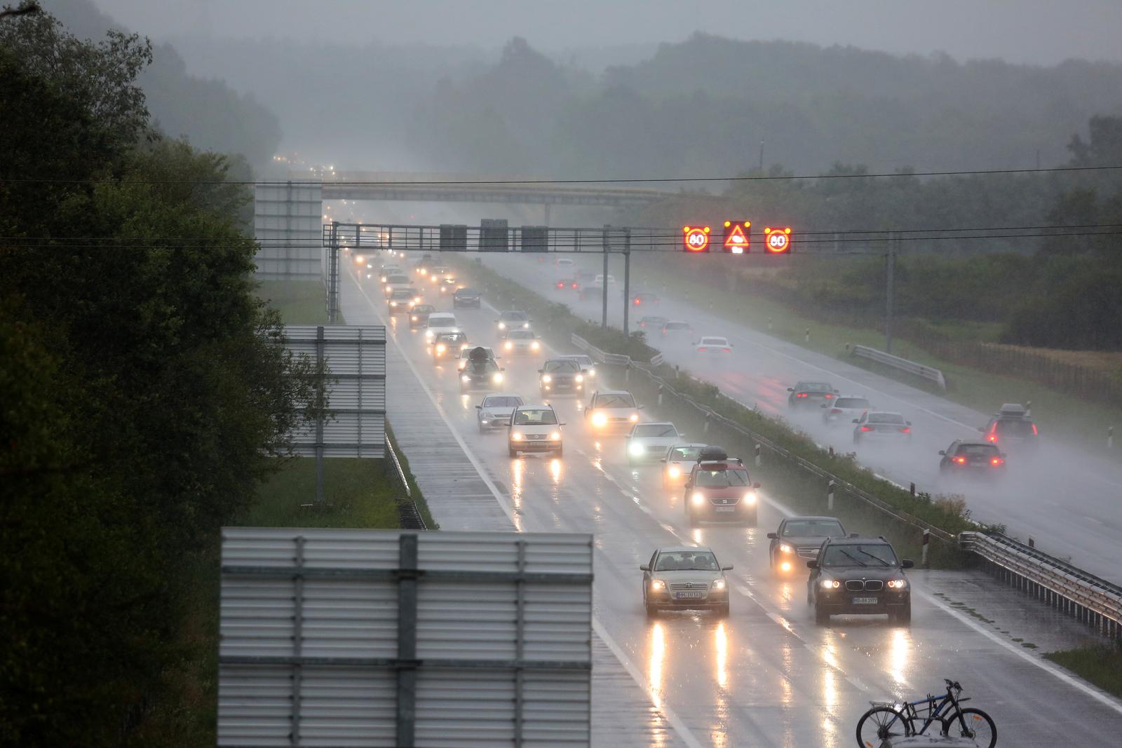 12.08.2017., Donja Zdencina - Zbog smjene turista i obilne kise, na autocesti se stvaraju kolone.rPhoto: Borna Filic/PIXSELL