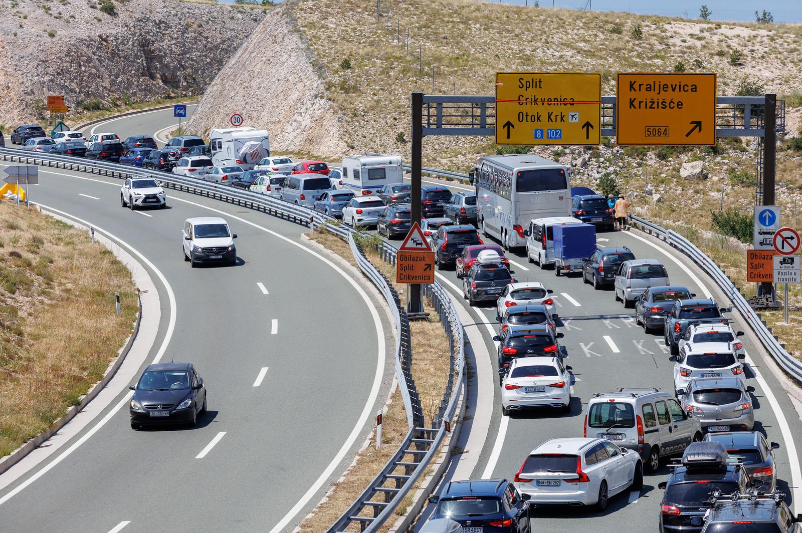 15.07.2023.., Rijeka - Kolona vozila na autocesti A7 izmedu tunela BURLICA i cvora SMRIKA u smjeru mosta Krk. Vozi se uz ogranicenje brzine 40 km/h. Kolona vozila proteze se oko 3 km. Smjer Crikvenica, Novi Vinodolski Krcki most. Photo: Nel Pavletic/PIXSELL