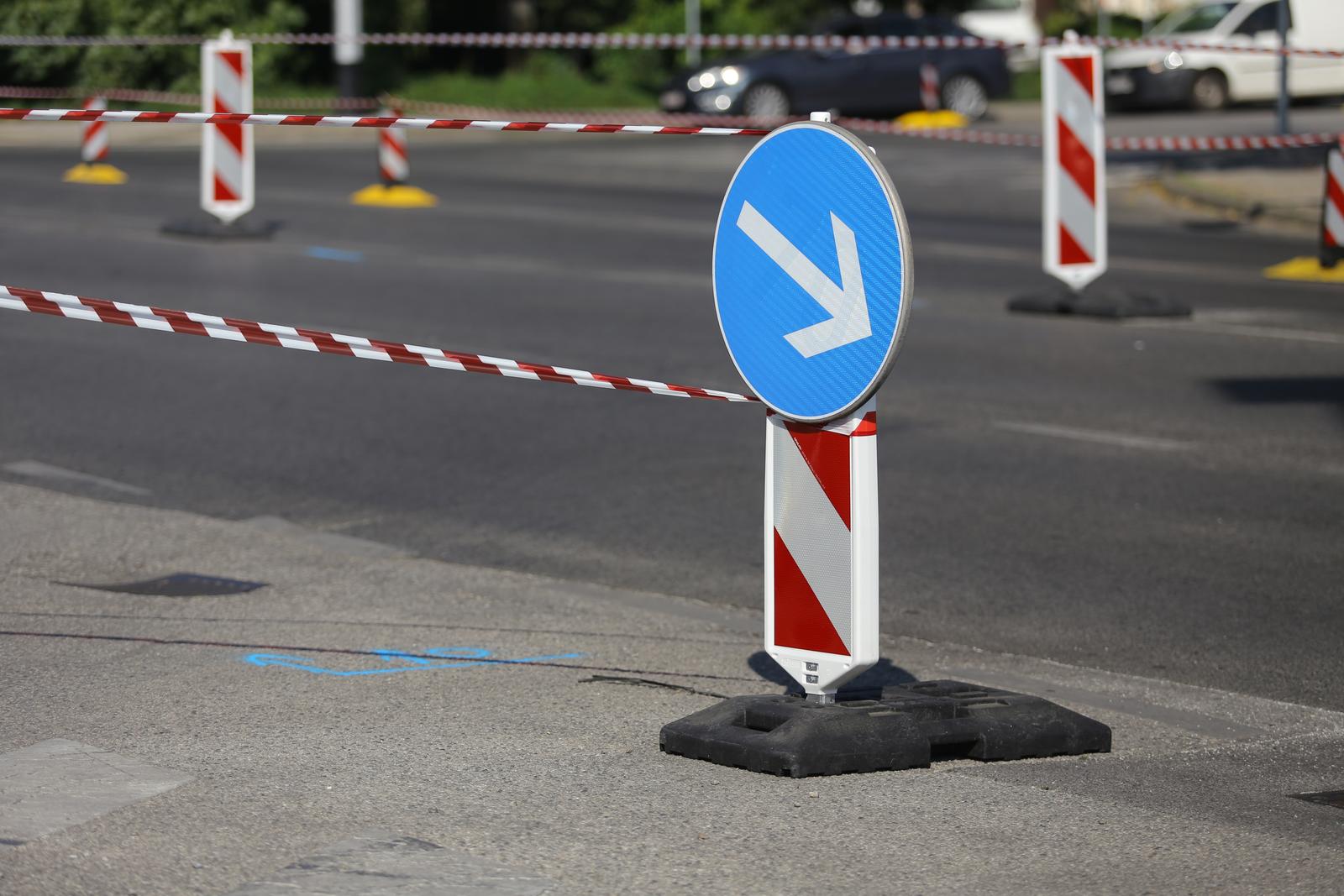 22.08.2023., Zagreb - Poceli radovi na uredjenju juznog kolnika Branimirove ulice zbog kojih se ta ulica, na dijelu od Stefanovecke do Osjecke, danas zatvara za sav promet. Radovi bi trebali biti gotovi 4. rujna. Photo: Mia Slafhauzer/PIXSELL