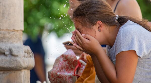 08.08.2020., Stara gradska jezgra, Dubrovnik - Gradski kadrovi. Vruce i sparno u gradu. Osvjezenje na Onofrijevoj fontani.rPhoto: Grgo Jelavic/PIXSELL