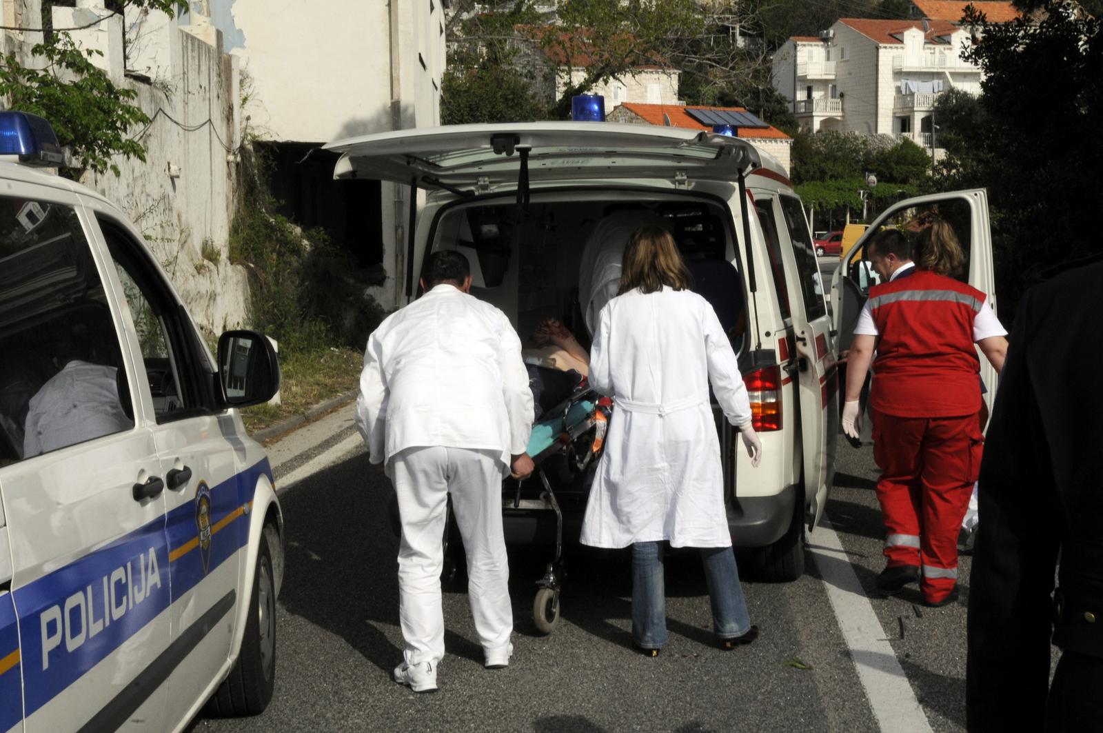 20.04.2009. Lozica Hrvatska - Teska prometna nesreca na predjelu Lozica blizu Dubrovnika. Vozac zelene Astre (na nosilima) isao se parkirati u garazu preko pune crte kad je na njega naletio kombi iz suprotnog smjera.Vozac je ozlijedjen i prevezen u bolnicu.rPhoto: Grgo Jelavic/24sata