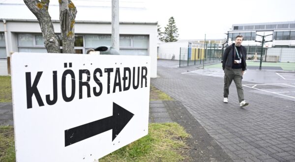 A sign indicates the way to a polling station in Reykjavik on June 1, 2024 during the presendential election.,Image: 878071702, License: Rights-managed, Restrictions: , Model Release: no, Credit line: Halldor KOLBEINS / AFP / Profimedia