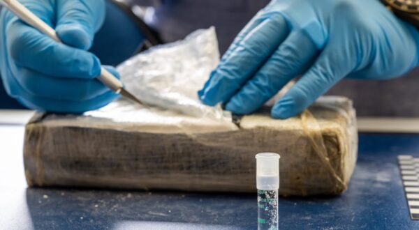 11 July 2022, Bavaria, Munich: A customs officer takes a sample from part of the cocaine seized for the largest single seizure of cocaine in Bavaria to date, which is examined using a test tube. Representatives of the Joint Narcotics Investigation Group (JIT) Northern Bavaria, the Customs Investigation Office in Munich, the Bavarian State Criminal Police Office and the Public Prosecutor's Office in Aschaffenburg were involved in the operation. Photo: Peter Kneffel/dpa,Image: 707381640, License: Rights-managed, Restrictions: , Model Release: no, Credit line: Peter Kneffel / DPA / Profimedia