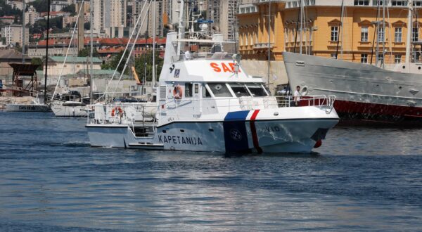 11.05.2024., Rijeka - Brod Lucke kapetanije Rijeka "Vid" plovi rijeckom lukom. Photo: Goran Kovacic/PIXSELL