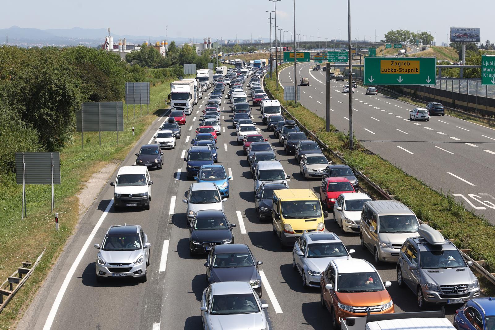 17.07.2023. Zagreb-Prometne guzve na cvoru Lucko u smjeru mora na ulazu na autocestu A!. Photo: Boris Scitar/PIXSELL