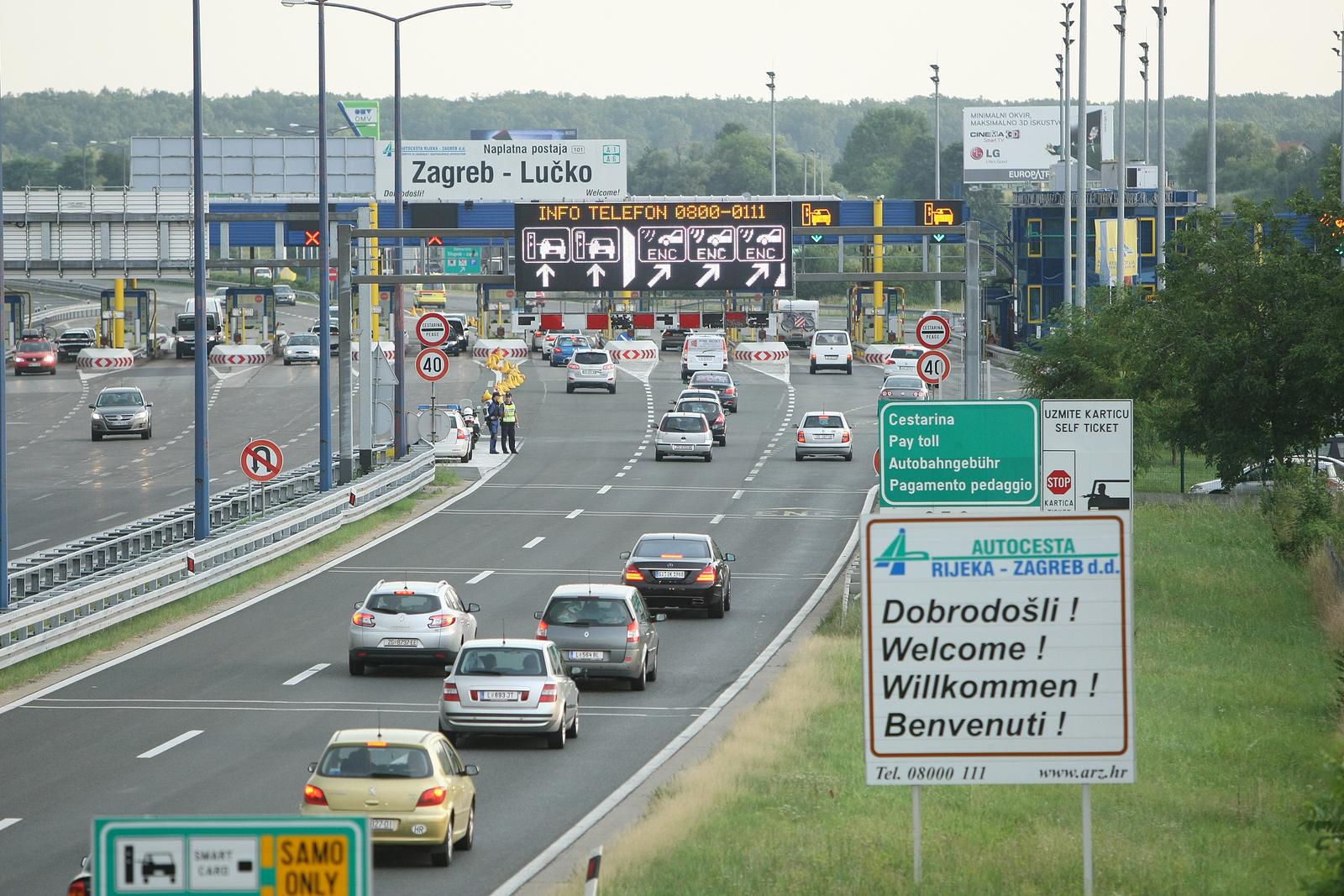 06.07.2012., , Zagreb - Ispred naplatnih postaja Lucko nije zabiljezena veca guzva te promet prema moru tece neotezano. rPhoto: Sanjin Strukic/PIXSELL