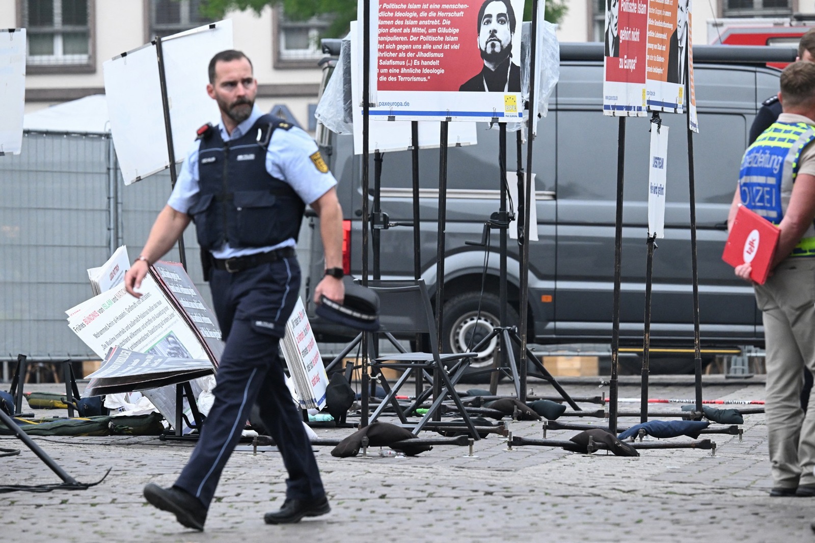 Police officers work at the scene where several people were injured in a knife attack on May 31, 2024 in Mannheim, western Germany. Media reported that a prominent Islam critic was among those targeted. A man with a knife attacked and injured several people on the market square in Mannheim at around 11.35 am, police said in a statement. Police then shot at the attacker, who was also injured as a result.,Image: 877921927, License: Rights-managed, Restrictions: , Model Release: no, Credit line: Kirill KUDRYAVTSEV / AFP / Profimedia