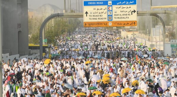 epa11411487 Muslim pilgrims arrive on Mount Arafat during the Hajj 2024 pilgrimage, southeast of Mecca, Saudi Arabia, 15 June 2024. Pilgrims began flocking on the plains of Mount Arafat since early hours of the day to perform one of the most important rituals of the Hajj pilgrimage. Saudi authorities said that over 1.5 million pilgrims arrived in Saudi Arabia for this year's Hajj season. Muslims attending this year's Islamic Hajj pilgrimage will face the challenge of a significant rise in temperatures, which poses a threat to the health of pilgrims, according to the Ministry of Health statement, as the National Center for Meteorology (NCM) expected temperatures to range between 45 and 48 degrees Celsius at the holy sites.  EPA/STRINGER