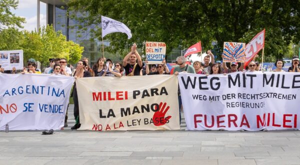 Demonstranten, Sozialisten, Demonstration gegen Milei Bundeskanzler Scholz empfängt den Präsidenten der Republik Argentinien, Milei, am 23.06.2024 in Berlin, Bundeskanzleramt, Deutschland *** Demonstrators, socialists, demonstration against Milei Federal Chancellor Scholz receives the President of the Republic of Argentina, Milei, on 23 06 2024 in Berlin, Federal Chancellery , Germany,Image: 884073142, License: Rights-managed, Restrictions: imago is entitled to issue a simple usage license at the time of provision. Personality and trademark rights as well as copyright laws regarding art-works shown must be observed. Commercial use at your own risk., Credit images as "Profimedia/ IMAGO", Model Release: no, Credit line: Frank Gaeth / imago stock&people / Profimedia