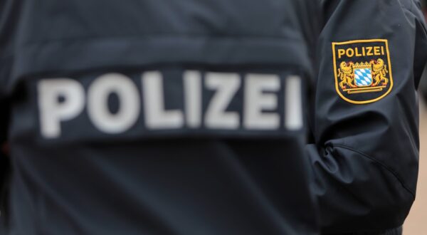 Schriftzug Polizei auf einer Uniform der Polizei Bayern sowie Abzeichen mit Landeswappen der Polizei Bayern. Länderübergreifende Großübung der Spezialeinheiten Counter Terrorism Exercice CTE 2024. Sulzbach-Rosenberg Bayern Deutschland *** Police lettering on a Bavarian police uniform and badge with the Bavarian police coat of arms Major interstate exercise of the special units Counter Terrorism Exercice CTE 2024 Sulzbach Rosenberg Bavaria Germany,Image: 858095462, License: Rights-managed, Restrictions: imago is entitled to issue a simple usage license at the time of provision. Personality and trademark rights as well as copyright laws regarding art-works shown must be observed. Commercial use at your own risk., Credit images as "Profimedia/ IMAGO", Model Release: no, Credit line: Björn Trotzki / imago stock&people / Profimedia