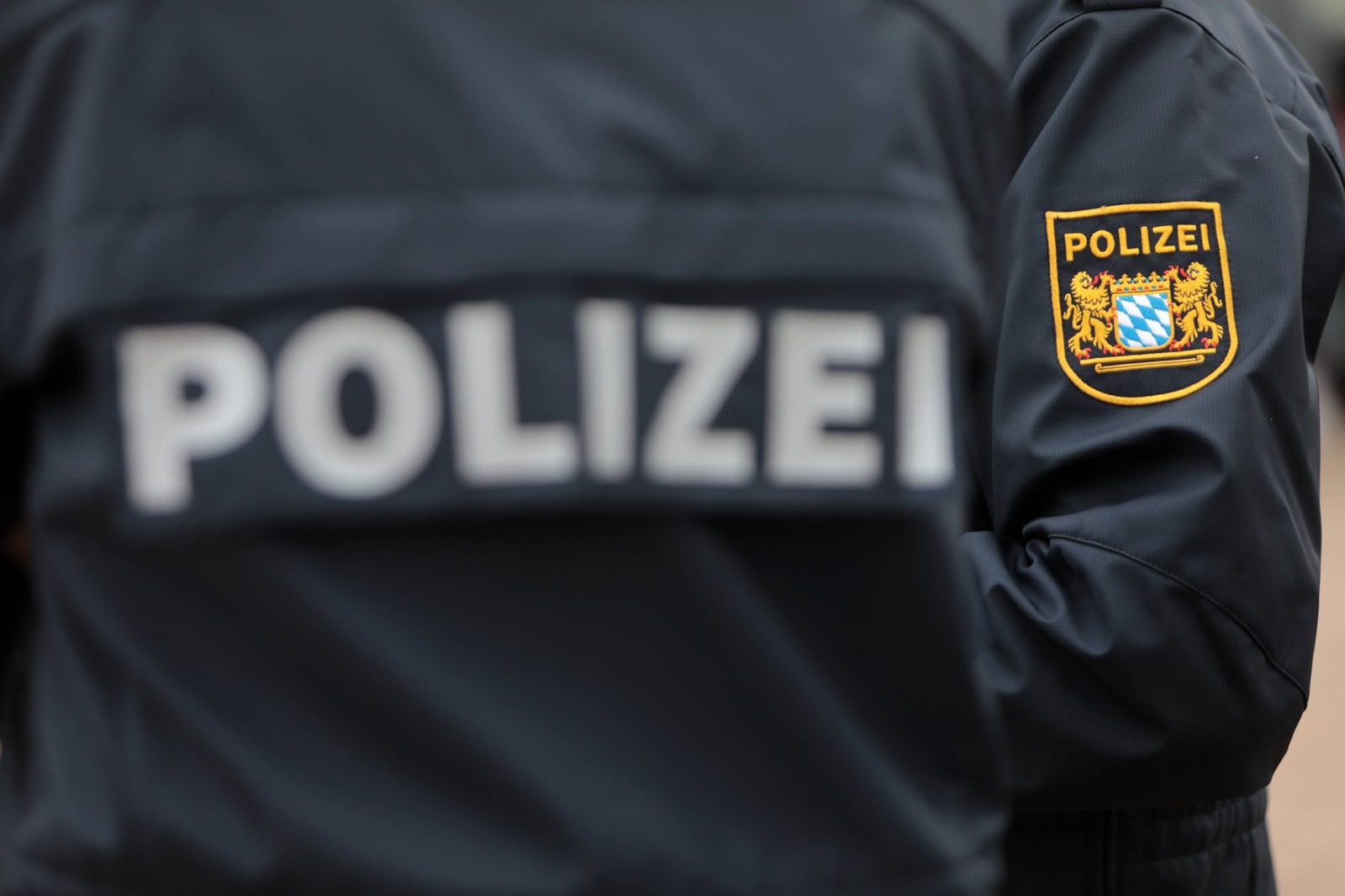 Schriftzug Polizei auf einer Uniform der Polizei Bayern sowie Abzeichen mit Landeswappen der Polizei Bayern. Länderübergreifende Großübung der Spezialeinheiten Counter Terrorism Exercice CTE 2024. Sulzbach-Rosenberg Bayern Deutschland *** Police lettering on a Bavarian police uniform and badge with the Bavarian police coat of arms Major interstate exercise of the special units Counter Terrorism Exercice CTE 2024 Sulzbach Rosenberg Bavaria Germany,Image: 858095462, License: Rights-managed, Restrictions: imago is entitled to issue a simple usage license at the time of provision. Personality and trademark rights as well as copyright laws regarding art-works shown must be observed. Commercial use at your own risk., Credit images as "Profimedia/ IMAGO", Model Release: no, Credit line: Björn Trotzki / imago stock&people / Profimedia
