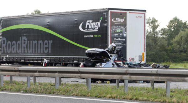 31.05.2024., Novska - Na sjevernoj strani autoceste A3 izmedju cvora Okucani i Novska dogodila se prometna nesreca u kojoj je sudjelovalo teretno i osobno vozilo. Dvije osobe su smrtno stradale dok je jedna osoba prevezena u bolnicu u Novu Gradisku. Policijski ocevid je u tijeku. Photo: Edina Zuko/PIXSELL