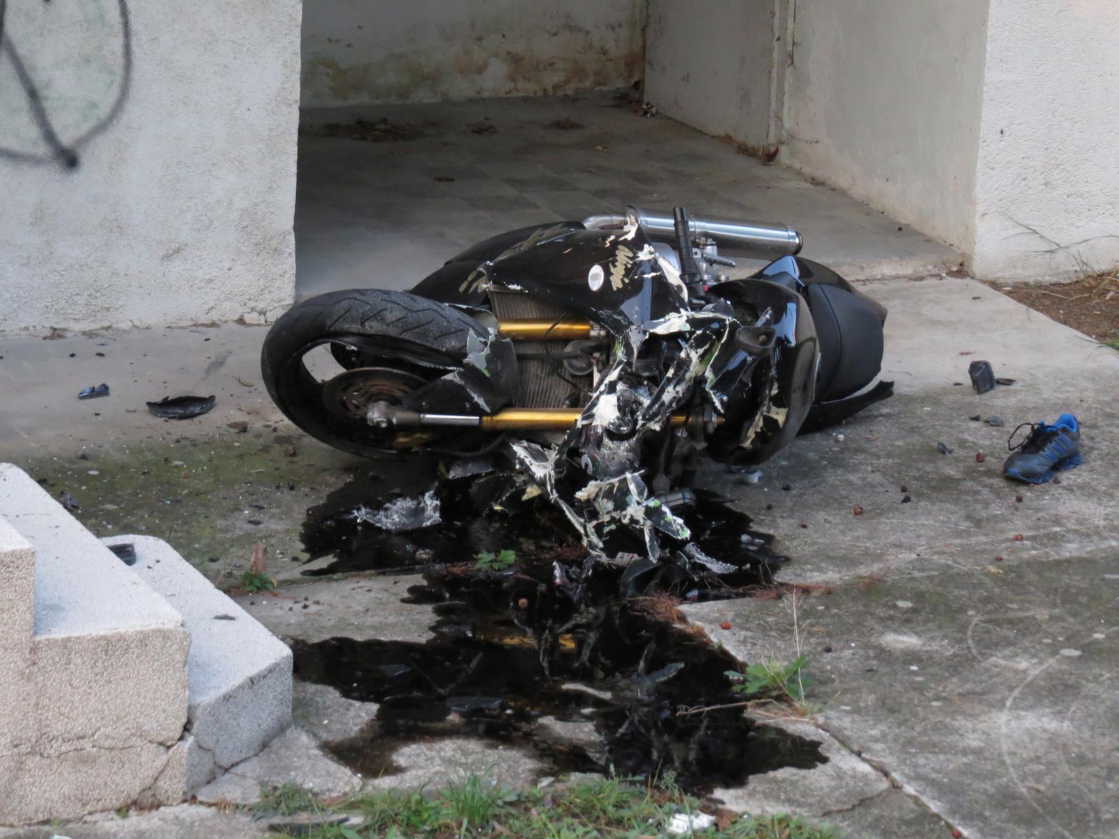 24.11.2013., Omis - Dvije osobe tesko su ozlijedjene nakon sto su na magistrali u Ducama motociklom Kawasaki udarili u zastitnu ogradu i zavrsili u dvoristu pored ceste. Nezgoda se dogodila oko 14 i 30. Policijski ocevid je u tijeku."nPhoto: Ivo Cagalj/PIXSELL"n
