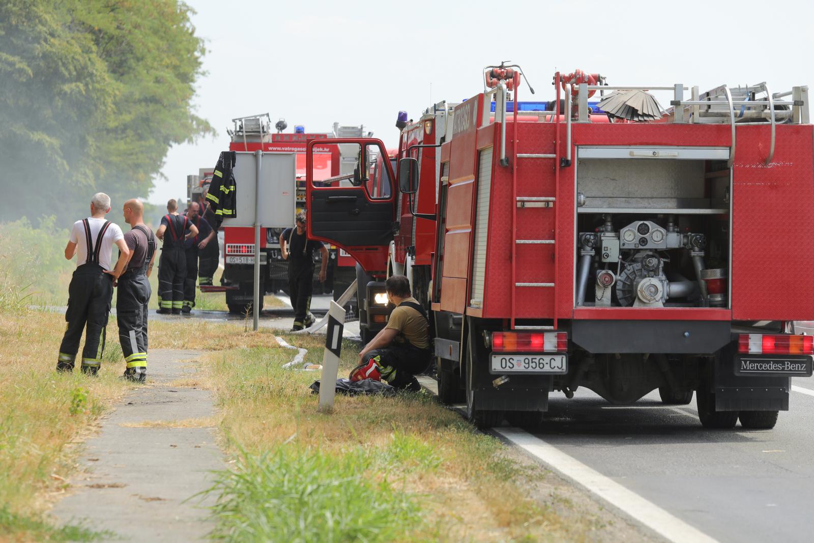 06.08.2022., Osijek - Na cesti Osijek- Klisa doslo je do pozara na kamionu koji je prevozio bale sijena.  Photo: Dubravka Petric/PIXSELL