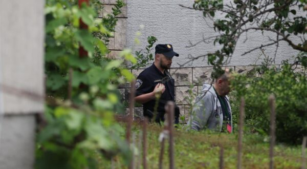 13.06.2024., Susedgrad - Policisjki očevid u Susedgradu gdje je muškarac bez odjeće sjekirom oštetio nekliko automobila. Photo: Igor Kralj/PIXSELL