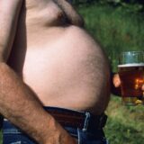 Beer gut. Man with a large stomach holding a pint of beer. Regular beer drinkers are commonly over- weight, due to the significant contribution of alcohol to the energy content of their diet.,Image: 102347161, License: Rights-managed, Restrictions: , Model Release: no, Credit line: ERIKA CRADDOCK / Sciencephoto / Profimedia