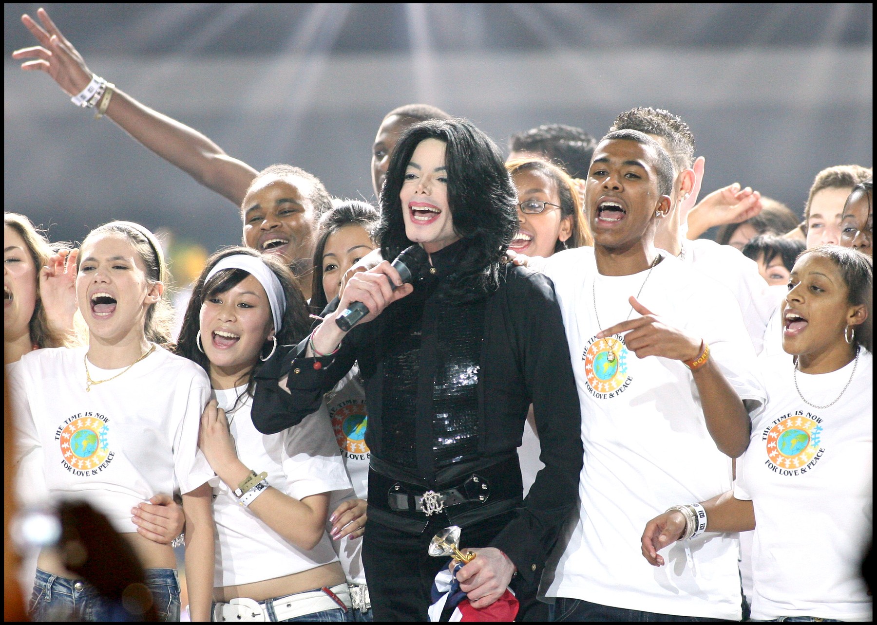 MICHAEL JACKSON - CEREMONIE DES WORLD MUSIC AWARDS 2006 AU "LONDON'S EARLS COURT" DE LONDRES
The 2006 World Music Awards took place at London's Earls Court on Weds 15th November. The awards, hosted by Lindsay Lohan, was attended by an impressived number of celebrities and performances included Michael Jackson and Beyonce.  | 00115214,Image: 19548598, License: Rights-managed, Restrictions: , Model Release: no, Credit line: VENTURELLI / ANGELI / Bestimage / Profimedia