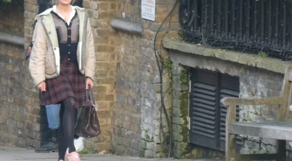 London, UNITED KINGDOM  -  Hollywood star Renee Zellweger and British actress Leila Farzad film at a bus stop in Camden on the set of 'Bridget Jones: Mad About the Boy'

BACKGRID UK 24 MAY 2024,Image: 876364195, License: Rights-managed, Restrictions: , Model Release: no, Pictured: Renee Zellweger, Leila Farzad, Credit line: BACKGRID / Backgrid UK / Profimedia