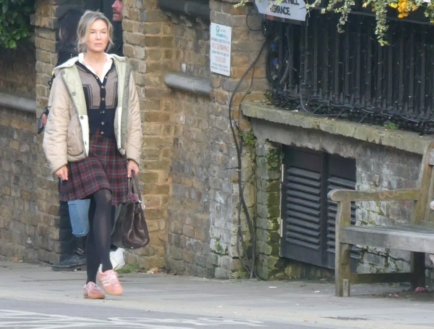 London, UNITED KINGDOM  -  Hollywood star Renee Zellweger and British actress Leila Farzad film at a bus stop in Camden on the set of 'Bridget Jones: Mad About the Boy'

BACKGRID UK 24 MAY 2024,Image: 876364195, License: Rights-managed, Restrictions: , Model Release: no, Pictured: Renee Zellweger, Leila Farzad, Credit line: BACKGRID / Backgrid UK / Profimedia