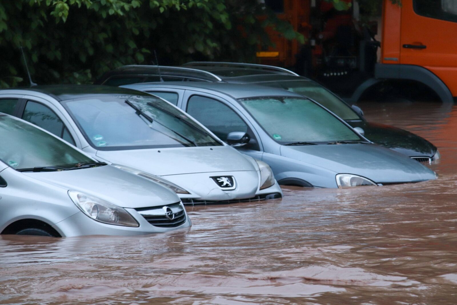 Unwetter, Autos stehen in überschwemmten Straßen in Haubersbronn. Nach starken Regenfällen gibt es Hochwasser mit Überschwemmungen. Schorndorf Baden-Württemberg Deutschland Haubersbronn *** Storm, cars standing in flooded streets in Haubersbronn After heavy rainfall there is high water with flooding Schorndorf Baden Württemberg Germany Haubersbronn Copyright: x xonw-imagesx/xChristianxWiedigerx,Image: 878520990, License: Rights-managed, Restrictions: imago is entitled to issue a simple usage license at the time of provision. Personality and trademark rights as well as copyright laws regarding art-works shown must be observed. Commercial use at your own risk., Credit images as "Profimedia/ IMAGO", Model Release: no, Credit line: Christian Wiediger / imago stock&people / Profimedia