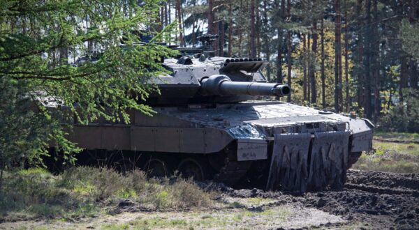 Bundesregierung erlaubt Ukraine Waffeneinsatz gegen Ziele in Russland. ARCHIVFOTO: Kampfpanzer Leopard 2 im Gelaende, Bundespraesident Frank-Walter STEINMEIER besucht die Uebung National Guardian, die Panzertruppenschule und die Militaerseelsorge auf dem Truppenuebungsplatz in Munster, 18.04.2024, *** German government allows Ukraine to use weapons against targets in Russia ARCHIVE PHOTO Leopard 2 main battle tank in the field, German President Frank Walter STEINMEIER visits the National Guardian exercise, the armored troop school and the military chaplaincy at the training area in Munster, 18 04 2024,,Image: 878694187, License: Rights-managed, Restrictions: Contributor country restriction: Worldwide, Worldwide, Worldwide, Worldwide, Worldwide, Worldwide.
Contributor usage restriction: Advertising and promotion, Consumer goods, Direct mail and brochures, Indoor display, Internal business usage, Commercial electronic.
Contributor media restriction: {14063D56-F623-499E-BBAF-1AAB536E9CAB}, {14063D56-F623-499E-BBAF-1AAB536E9CAB}, {14063D56-F623-499E-BBAF-1AAB536E9CAB}, {14063D56-F623-499E-BBAF-1AAB536E9CAB}, {14063D56-F623-499E-BBAF-1AAB536E9CAB}, {14063D56-F623-499E-BBAF-1AAB536E9CAB}., Model Release: no, Credit line: Imago / Alamy / Alamy / Profimedia