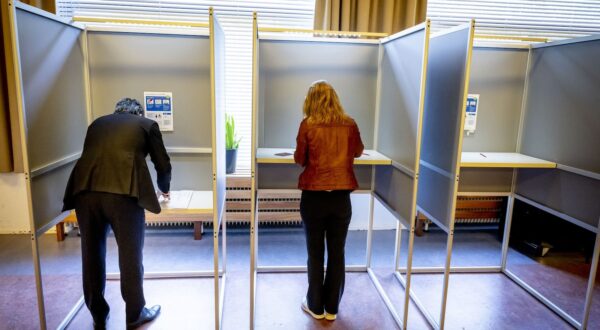 ROTTERDAM - CDA leader Henri Bontenbal casts his vote for the election of Dutch members for the European Parliament. ANP ROBIN UTRECHT netherlands out - belgium out,Image: 879276801, License: Rights-managed, Restrictions: , Model Release: no, Credit line: ROBIN UTRECHT / AFP / Profimedia