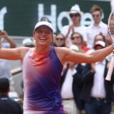 Poland's Iga Swiatek celebrates her victory over Italy's Jasmine Paolini after their women's singles final match on Court Philippe-Chatrier on day fourteen of the French Open tennis tournament at the Roland Garros Complex in Paris on June 8, 2024.,Image: 879941981, License: Rights-managed, Restrictions: , Model Release: no, Credit line: Emmanuel Dunand / AFP / Profimedia