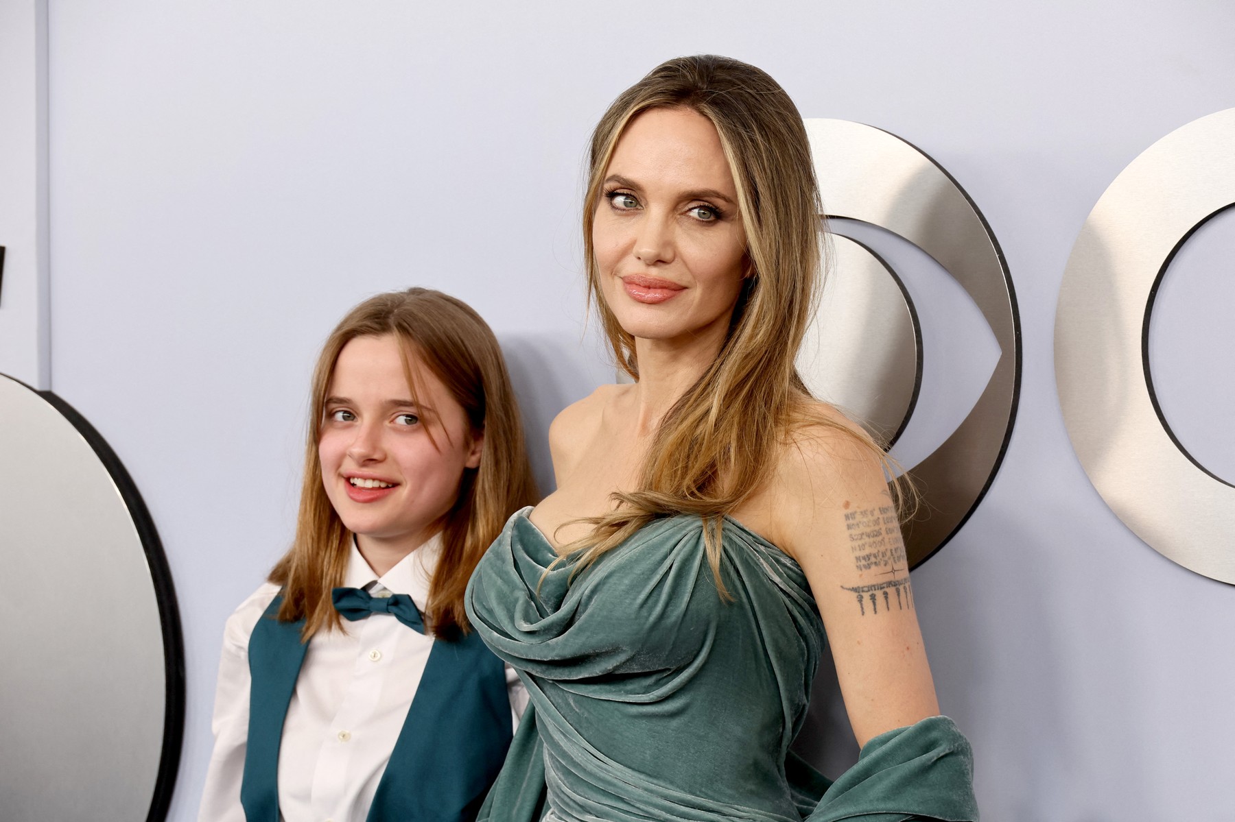 NEW YORK, NEW YORK - JUNE 16: (L-R) Vivienne Jolie-Pitt and Angelina Jolie attend the 77th Annual Tony Awards at David H. Koch Theater at Lincoln Center on June 16, 2024 in New York City.   Dia Dipasupil,Image: 882186979, License: Rights-managed, Restrictions: , Model Release: no, Credit line: Dia Dipasupil / Getty images / Profimedia