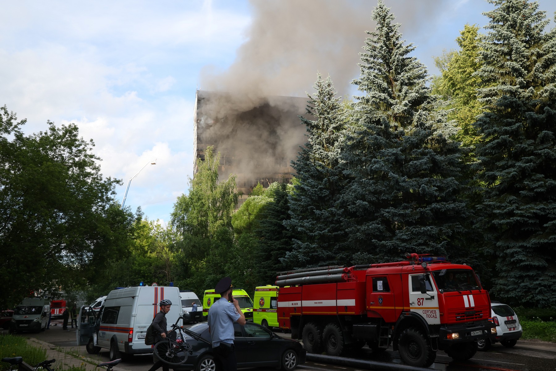 RUSSIA, FRYAZINO - JUNE 24, 2024: A fire truck and CCT ambulances are seen at the site of a fire in an administrative building of the Platan Scientific Research Institute in Fryazino near Moscow. Three floors of the building are engulfed by fire; the fire has been ranked of increased complexity.  Maxim Grigoryev/TASS,Image: 884313546, License: Rights-managed, Restrictions: , Model Release: no, Credit line: Maxim Grigoryev / TASS / Profimedia