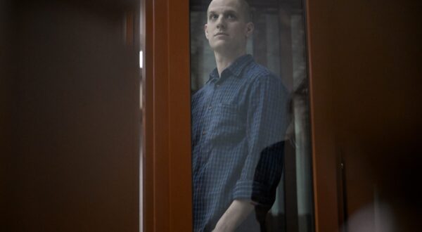 US journalist Evan Gershkovich, accused of espionage, looks out from inside a glass defendants' cage prior to a hearing in Yekaterinburg's Sverdlovsk Regional Court on June 26, 2024.,Image: 884799049, License: Rights-managed, Restrictions: , Model Release: no, Credit line: NATALIA KOLESNIKOVA / AFP / Profimedia