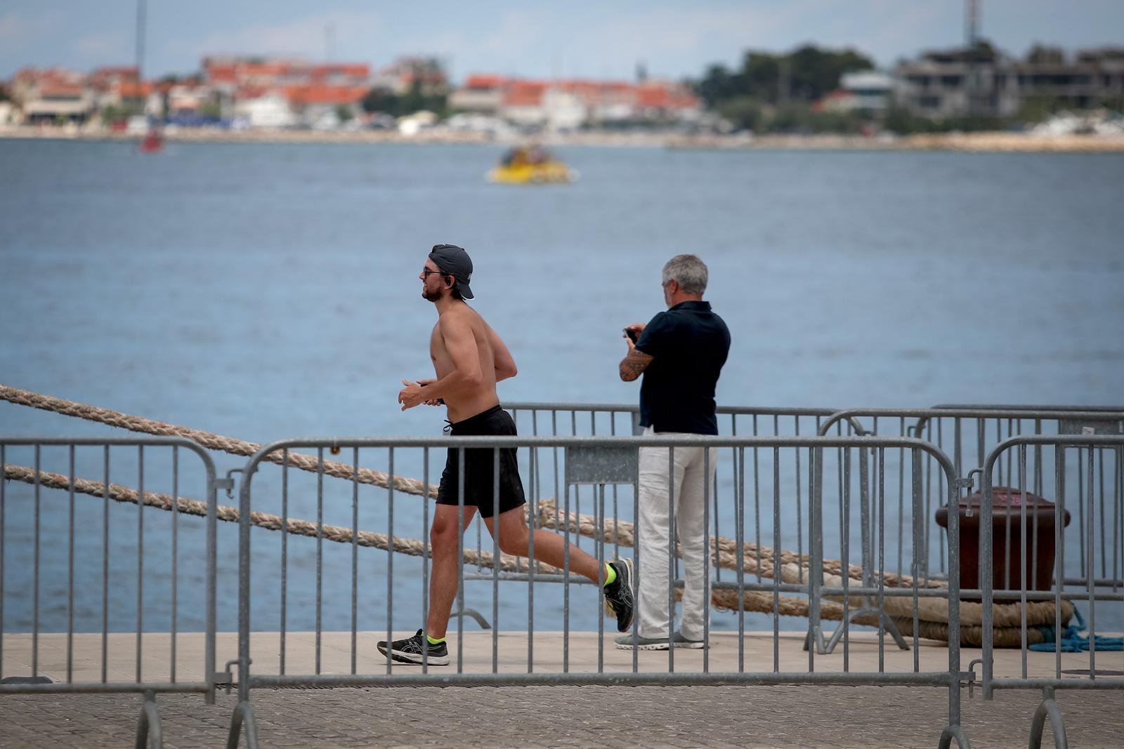 16.06.2024., Zadar - Vruce i sparno vrijeme mnoge je natjeralo da potraze spas u hladu. Photo: Sime Zelic/PIXSELL