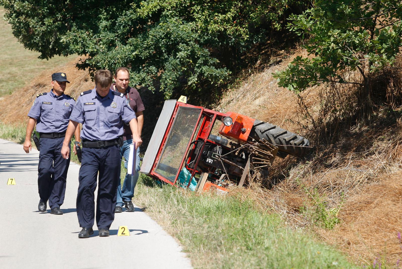21.08.2012., Zavescak - Na cesti izmedju mjesta Zavescak i Prekopa, u Medjimurskoj zupaniji, oko 10 sati poginuo je 11-godisnji djecak vozeci se na traktoru koji je sletio u kanal. Traktorom je upravljao 48-godisnjak, a u trenutku prometne nesrece na vozilu je bilo jos jedno 11-godisnje dijete. Photo: Vjeran Zganec-Rogulja/PIXSELL