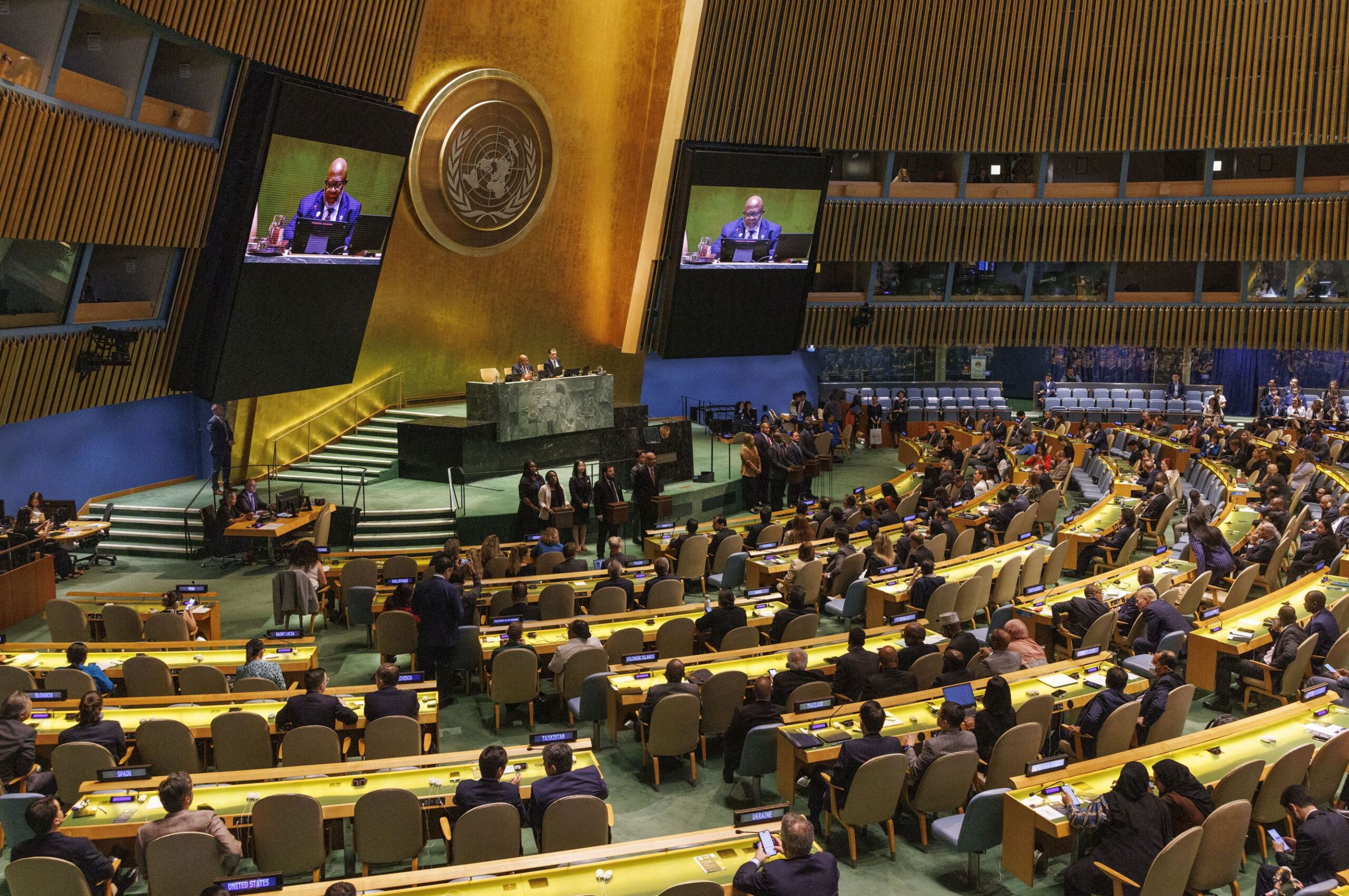 epa11393501 Members of the General Assembly at the United Nations conclude the voting process, at the United Nations headquarters in New York, USA, 06 June 2024. United Nations members vote for the new non-permanent members of the Security Council.  EPA/SARAH YENESEL