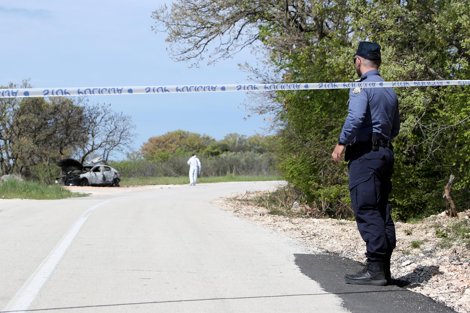 20.04.2023., Zadar - Na lokalnoj cesti u Lovincu na automobilu je izbio pozar. Automobil je u potpunosti izgorio, a u njemu je pronadjena jedna smrtno stradala osoba. Photo: Sime Zelic/PIXSELL