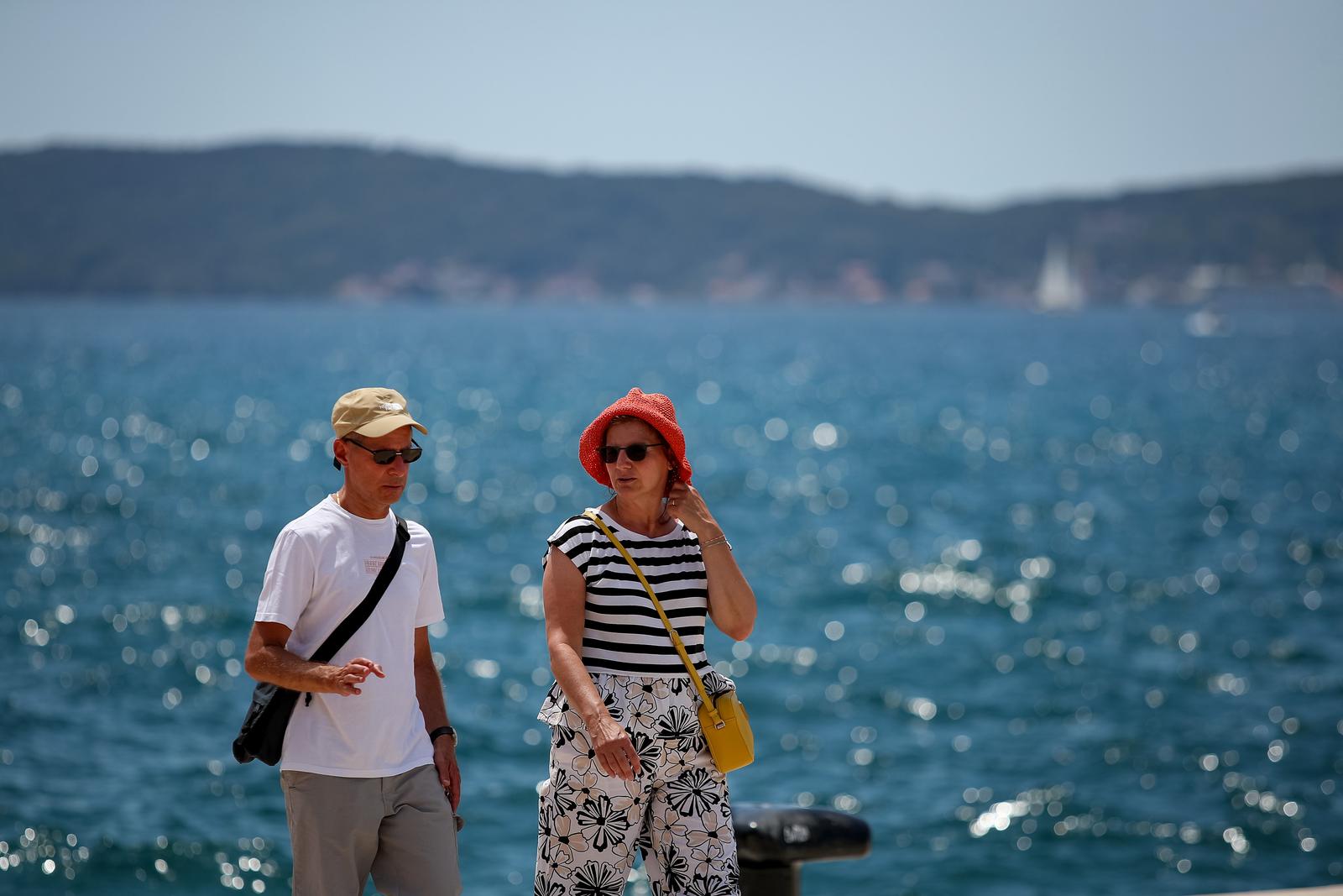 16.06.2024., Zadar - Vruce i sparno vrijeme mnoge je natjeralo da potraze spas u hladu. Photo: Sime Zelic/PIXSELL