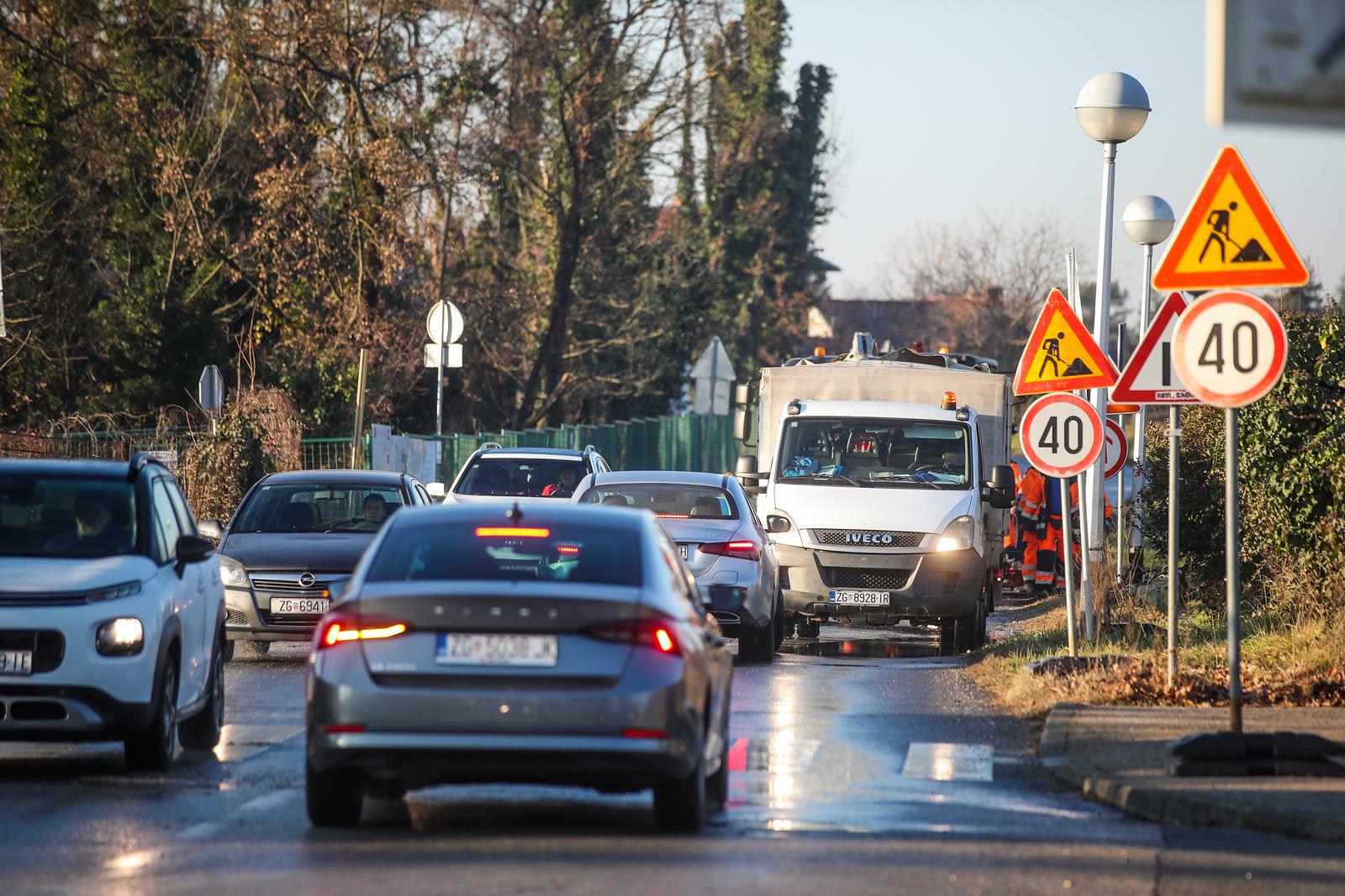 21.12.2023.., Zagreb - Radnici saniraju puknuce cijevi na Bijenickoj cesti.
 Photo: Slavko Midzor/PIXSELL