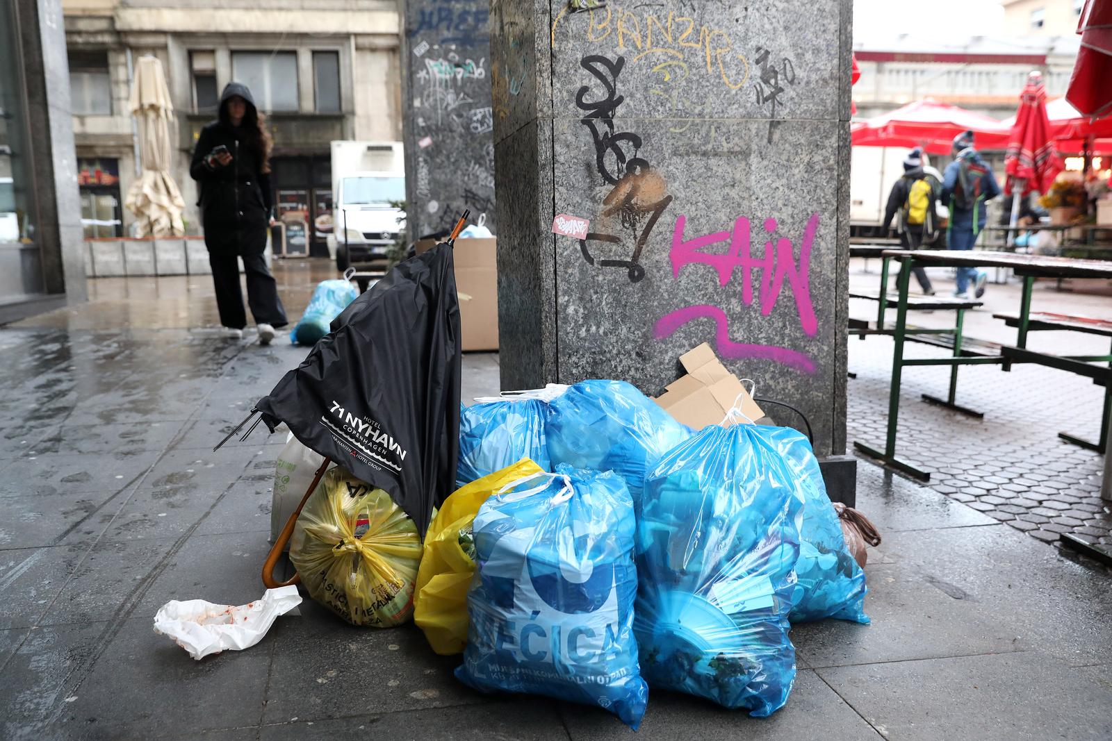 24.01.2023., Zagreb - Koliko ima istine u izjavi Davora Vica, sefa podruznice Cistoca ZG Holdinga, da je strajk radnika prekinut pokazuju jutrosnje slike iz centra Zagreb gdje se kao i jucer i danas moze vidjeti neodvezeno smece. Radnici Cistoce nastavljaju strajk dok se ne ispune njihovi zahtjevi vezani na otkaze trojici kolega i povecanje placa. Photo: Patrik Macek/PIXSELL