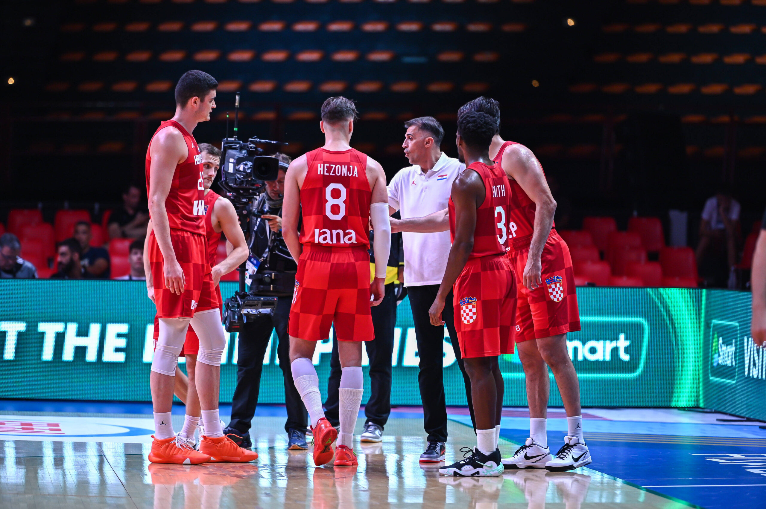 Head Coach Josip Sesar of Croatia with hia players during the FIBA Olympic Qualifying Tournament 2024, match between Slovenia and Croatia at Peace &amp Friendship Stadium on July 2, 2024, in Piraeus, Greece. PUBLICATIONxNOTxINxITA Copyright: xStefanosxKyriazis/IPAxSportx/xipx/xx IPA_47683646 IPA_Agency_IPA47683646