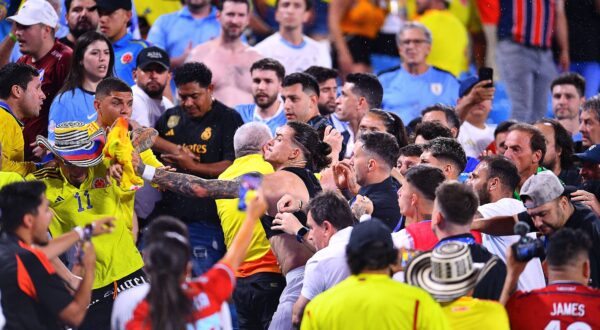 RECORD DATE NOT STATED Copa America USA 2024 Uruguay 0-1 Colombia - Semifinal Darwin Nunez of Uruguay fights with Fans o Aficion during the CONMEBOL Copa America 2024 Semi-final match between Uruguay and Colombia, at Bank of America Stadium, on July 10, 2024 in Charlotte, North Carolina, United States. CHARLOTTE NORTH CAROLINA UNITED STATES PUBLICATIONxNOTxINxMEXxCHNxRUS Copyright: xAdrianxMaciasx 20240710211542_CA_SF_2024_URU_COL_NUNEZ246